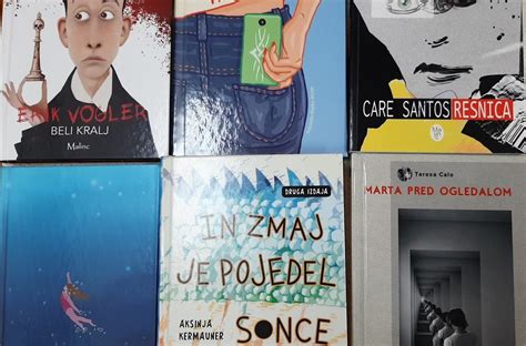 Tematska fotografija: odprta knjiga ali časopis z literarno vsebino v poletnem ambientu