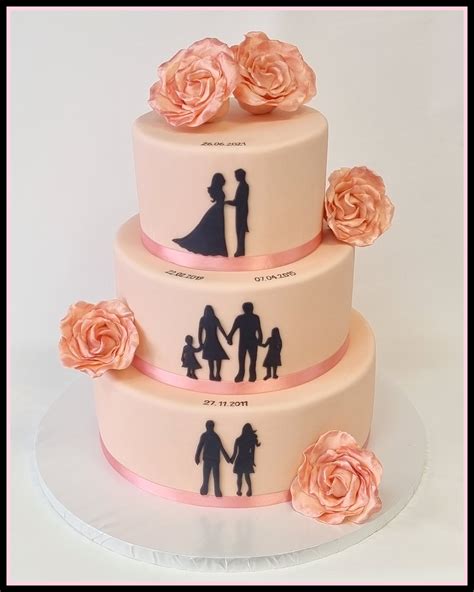 Poročna torta z bogato cvetlično dekoracijo in zlatimi detajli.