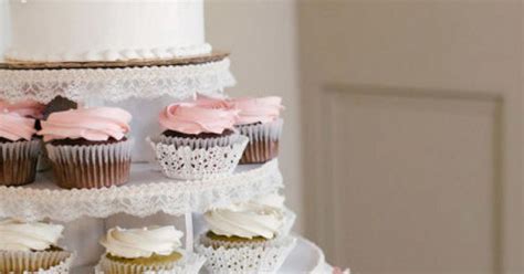 Piramida iz pisanih makronov kot alternativa poročni torti.