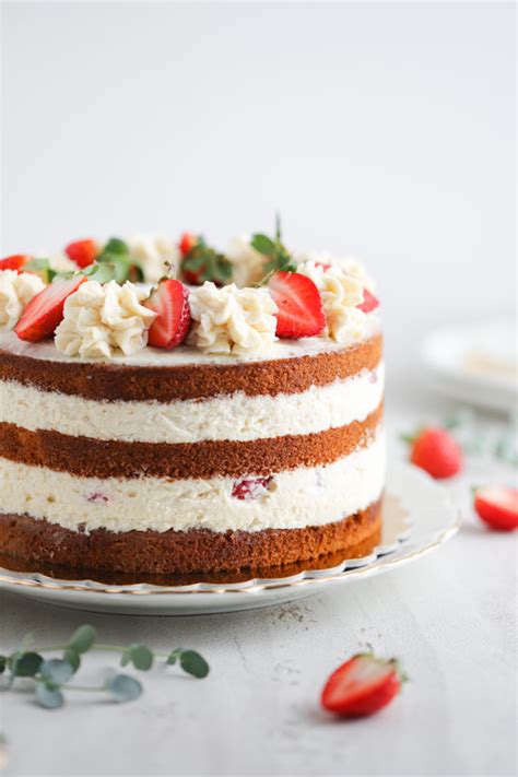 Torta z jogurtno-skutnim nadevom in svežimi jagodami