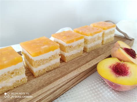 Sestavine za marmelado, vključno z breskvami, sladkorjem in jabolki