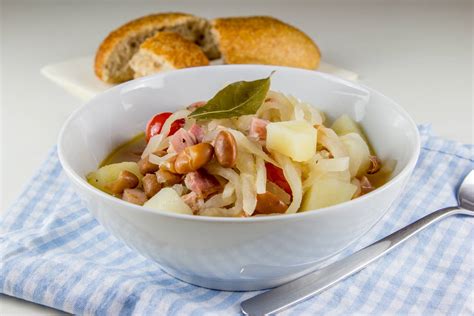 Fotografija servirane enolončnice s kislo repo