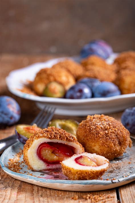 Fotografija piščanca s slivami in cimetom, ki ponazarja praznično obloženo jed.