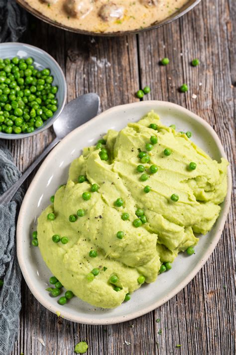 Fotografija krompirjevega pirea z grahom, ki poudarja živahne barve.