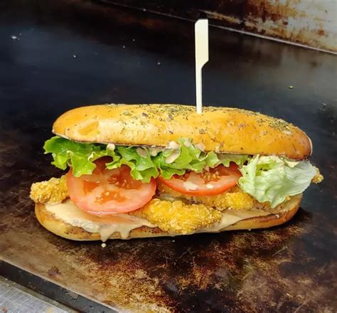 Prikaz različnih jedi na meniju: burgerji, pice in jedi z žara