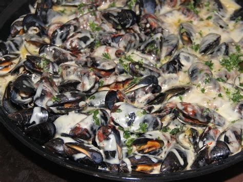 Gotove gratinirane školjke izpod peke