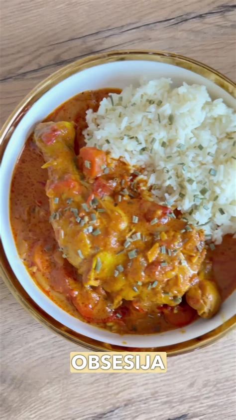 Priprava curry omake v ponvi z dodatkom smetane