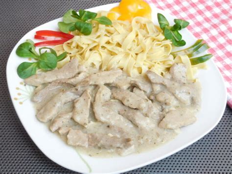 Sestavine za pripravo svinjskih zrezkov v česnovi omaki: svinjsko meso, česen, začimbe, olje, smetana.