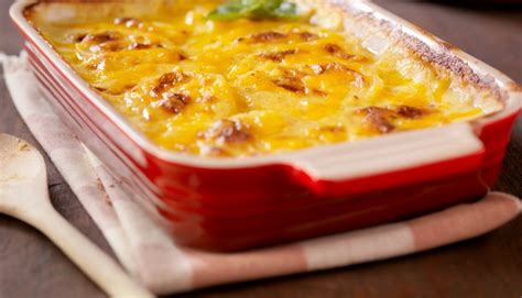 Gratiniran krompir v pekaču pred pečenjem
