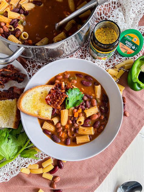 dodajanje testenin v lonec s pašto fižol