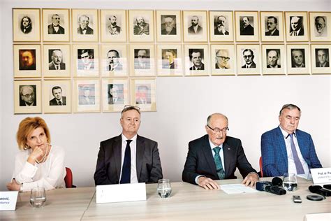 Tematska fotografija mlečnih kumar na mizi
