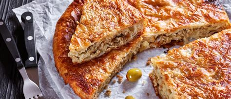 pečeni mesni burek v okroglem pekaču