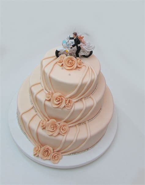 Elegantna večnadstropna poročna torta, izdelana v Slaščičarstvu Razpotnik