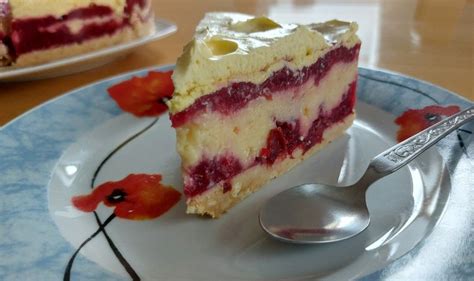 Infografika z glavnimi sestavinami LCHF jagodne skutine torte