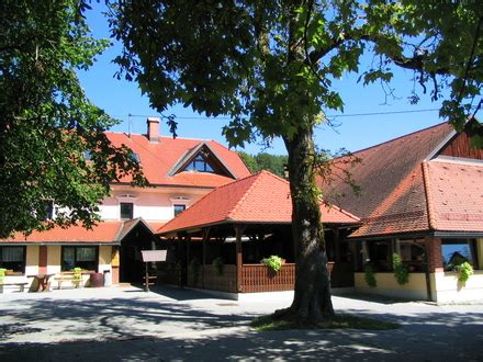 Zunanjost Gostilne Pirc Rova z elementi tradicionalne slovenske arhitekture