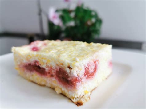 Skutin kolač na mizi z različnimi dodatki