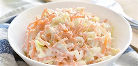 Tematska fotografija zeljne solate s korenjem (coleslaw) kot priloge k jedem z žara