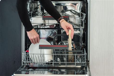 Prikaz pravilnega hlajenja velike posode juhe v pomivalnem koritu z ledom