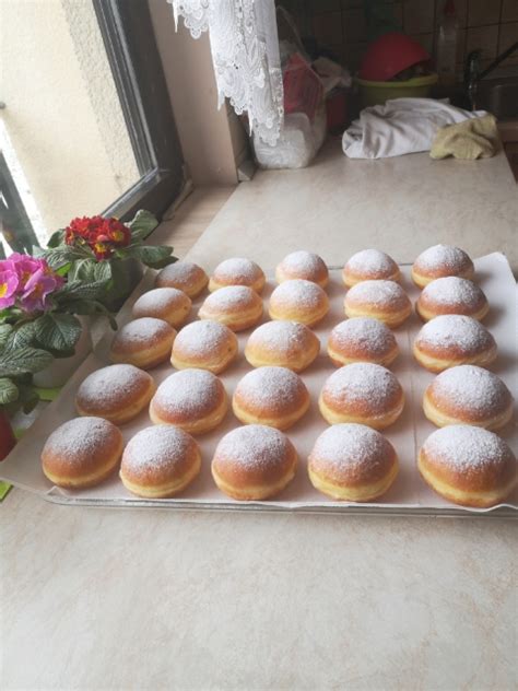 Tematsko foto pustnih krofov z belim venčkom