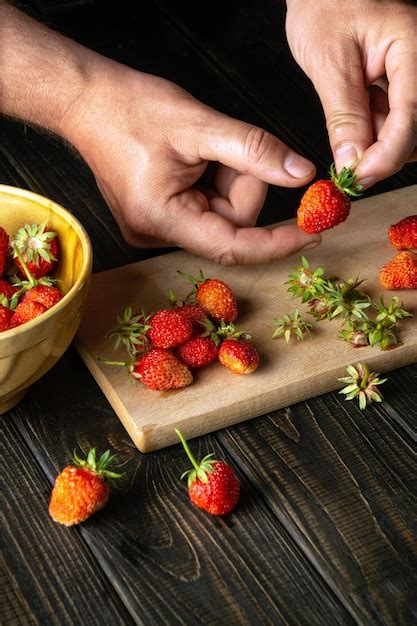Infographic showing the steps for preparing strawberries for tiramisu