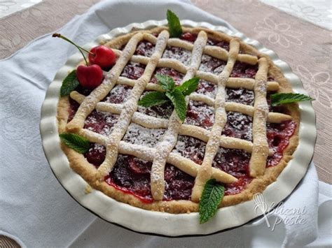 fotografija okrogle pite s krhkim testom v tortnem modelu