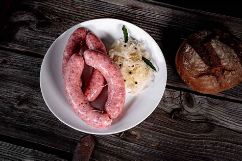 Servirni krožnik matevža s kislim zeljem, klobaso in prekajenim mesom
