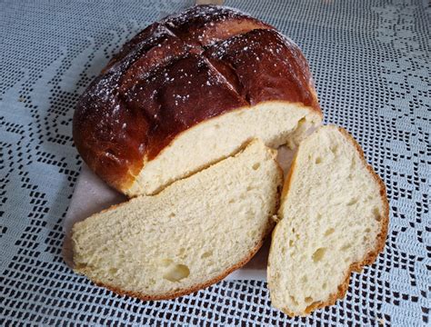 zlato zapečen velikonočni mlečni kruh na rešetki za hlajenje