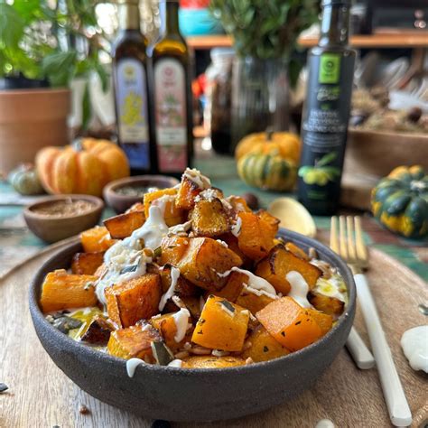 pečena buča s hrustljavimi robovi in krompir, postrežena kot priloga