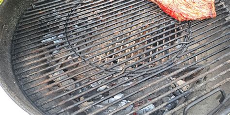 Ilustracija dveh različnih metod peke na žaru: direktna nad žerjavico in indirektna ob žerjavici.