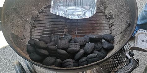 Diagram, ki prikazuje kombinirano peko: najprej direktna peka za skorjo, nato indirektna za dokončanje.