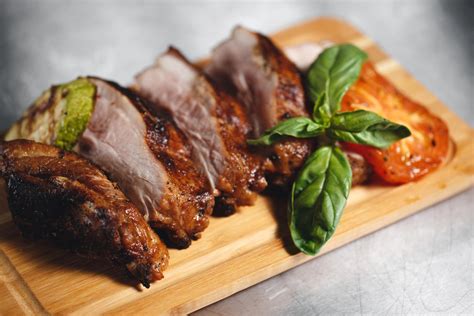 Fotografija ražnja z mesom na žaru.