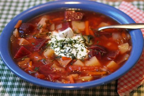 fotografija litovskega šaltibarščiaija (hladni boršč) z rezinami jajca