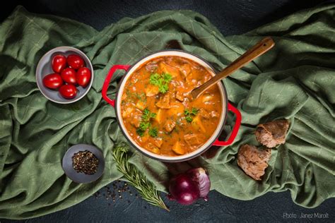 Tematska fotografija bogatega golaža v loncu