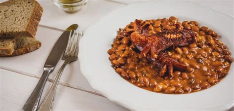 Prikaz pripravljenega vojaškega pasulja v globokem krožniku