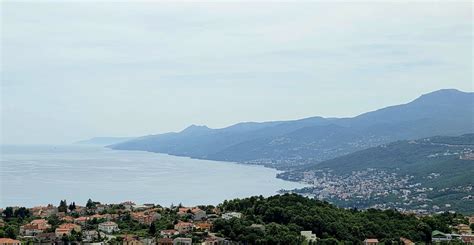pogled na notranjost slaščičarne s poudarkom na vitrini s sladicami