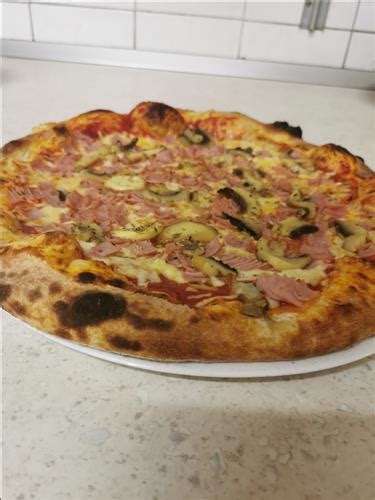 Klasične slovenske pizze z različnimi dodatki