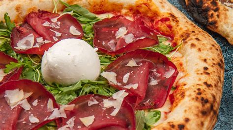 Gurmanske pizze z bivoljo mozzarello in pršutom