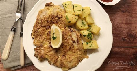 Pariški zrezek, paniran v moki in jajcih, ocvrto v olju