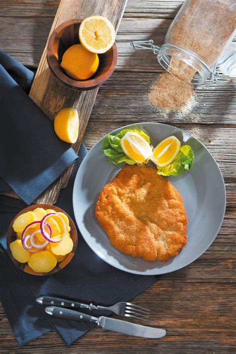 Ocvrtek dunajski zrezek, postrežen z rezino limone