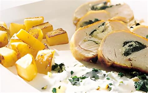 Ilustracija sočnih piščančjih prsi v medeni glazuri, postavljenih na krožnik s pire krompirjem.