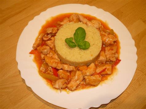 Ilustracija piščančjega tažina s kuskusom.