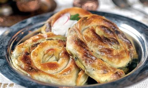 bosanski burek in različne pite na mizi
