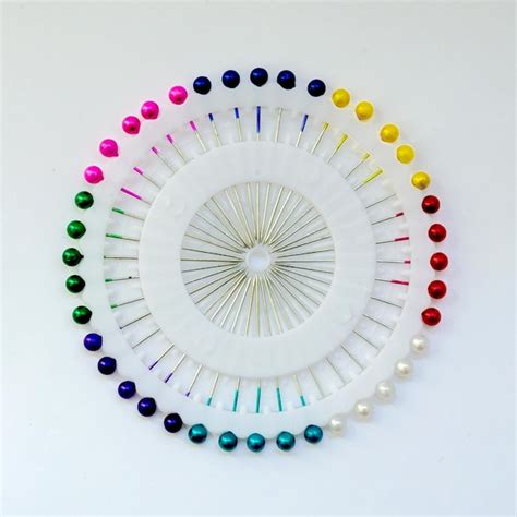 Asortiman različnih pins s pestrimi oblogami