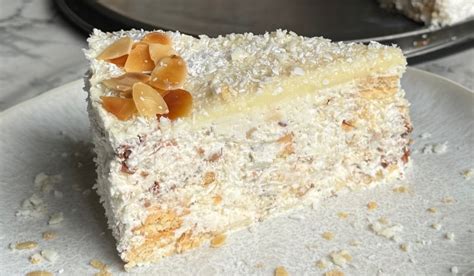 Jogurtna torta brez pečenja s plastmi keksov, kokosa in sadja