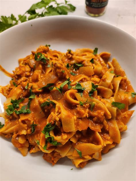 Infographic comparing ragu and paprikash
