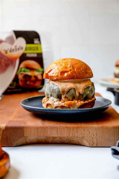 sočen burger z lokalnimi sestavinami