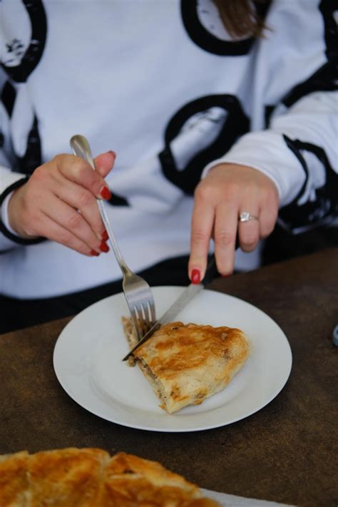 Tematska fotografija jabolčnega bureka v okroglem pekaču, sveže pečenega