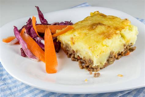 Pastirska pita z nadevom iz kuhane govedine in pire krompirja na vrhu