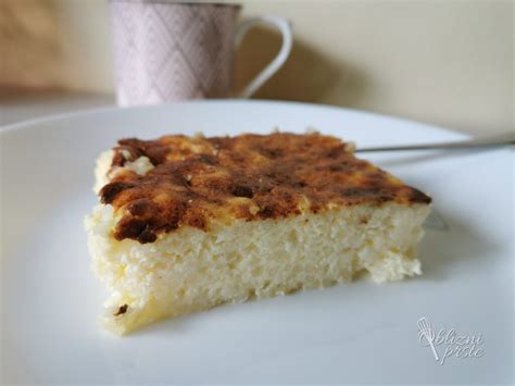 pripravljen rižev narastek z jabolki v pekaču, zlato-rjava skorjica, dekoracija s cimetom