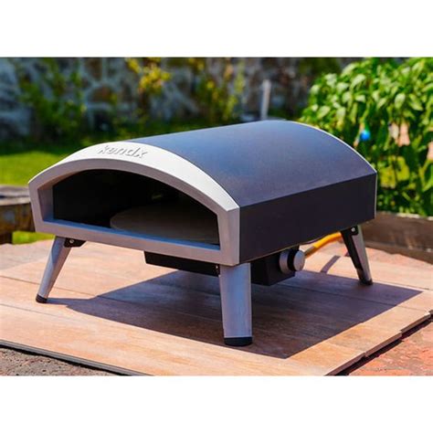 Ilustracija domačega pekača za pico z različnimi dodatki